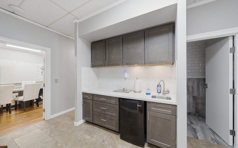 More Photos Of 1121 N Red Gum St, Anaheim Warehouse For Lease