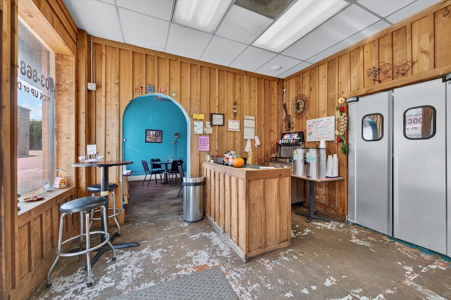 More Photos Of 129 E Wall St, Sherman Showroom For Sale