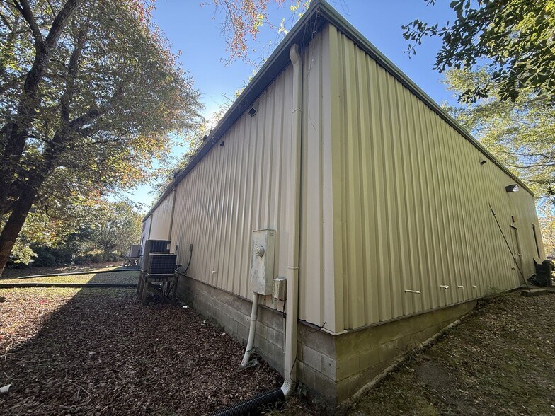 More Photos Of 215 Old Eastwood Rd, Wilmington Freestanding For Lease