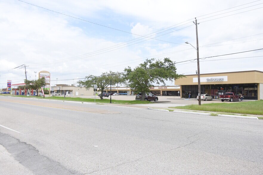 More Photos Of 1101-1139 S Broadway St, La Porte Unknown For Sale