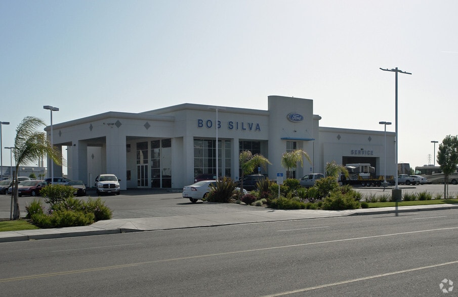 More Photos Of 321 Prosperity Blvd, Chowchilla Auto Dealership For Lease