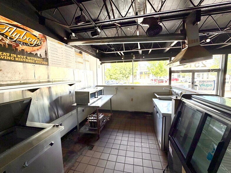 More Photos Of 2515 Far Hills Ave, Oakwood Restaurant For Lease