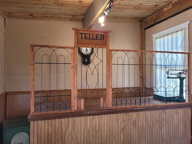 More Photos Of 331 W Rockspring Ln, Benson Movie Radio TVStudio For Sale