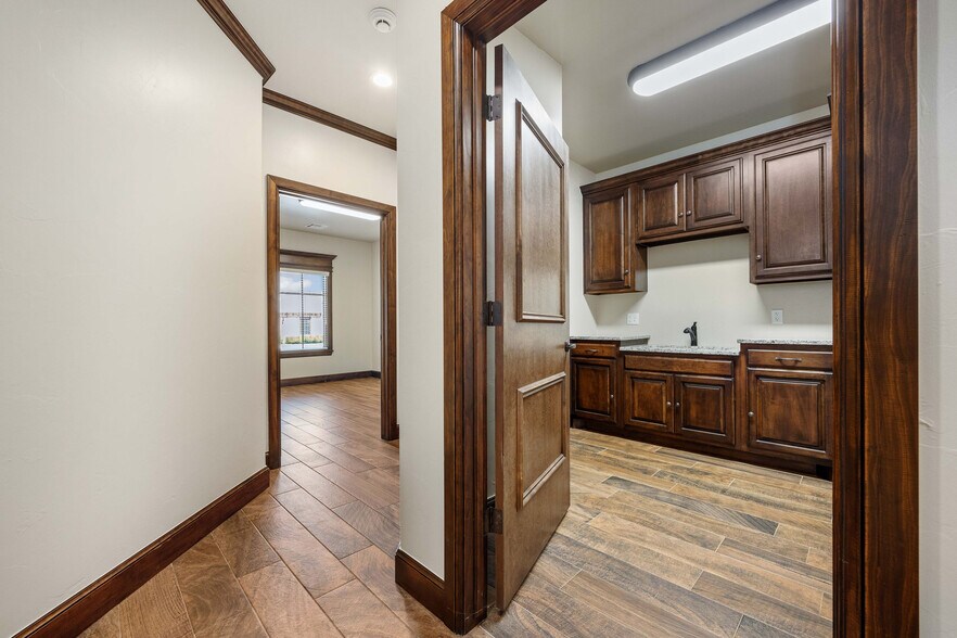 More Photos Of 2616 Covell Village Dr, Edmond Medical For Lease