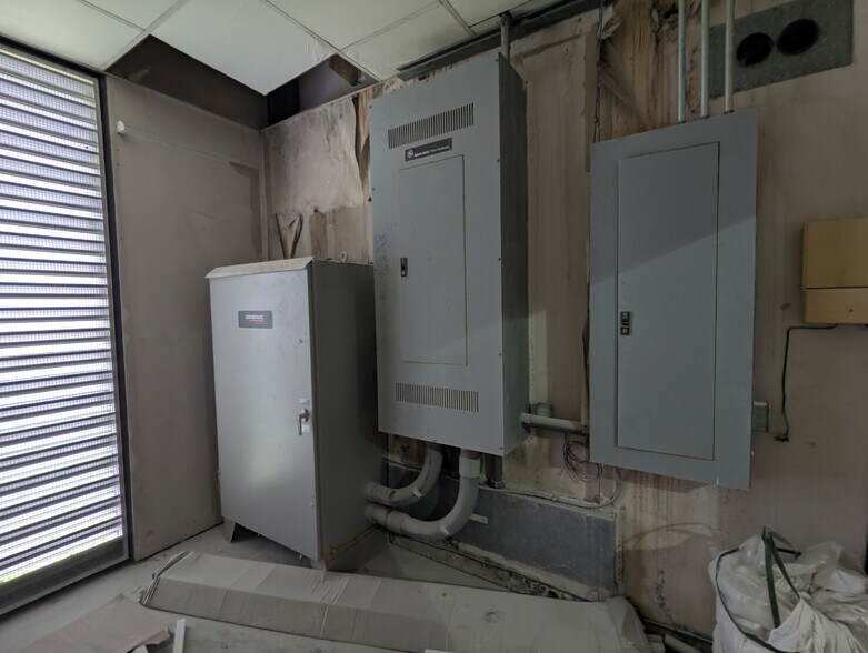 More Photos Of 6095 College St, Beaumont Office For Sale