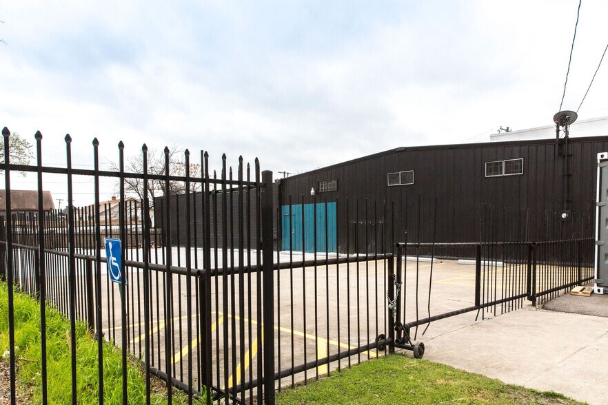 More Photos Of 4104 Main St, Dallas Storefront Retail Office For Lease