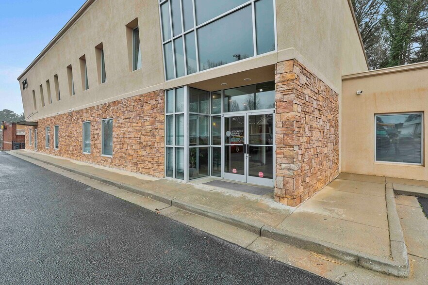 More Photos Of 1039 Sullivan Rd, Newnan Office For Sale