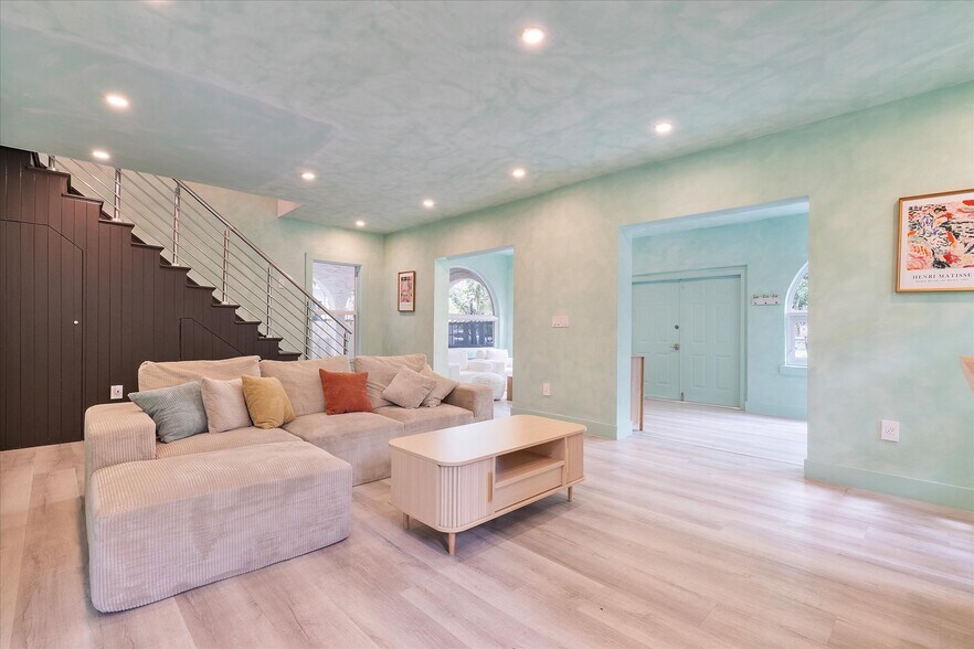 More Photos Of 22 NE 44th St, Miami Office Residential For Lease