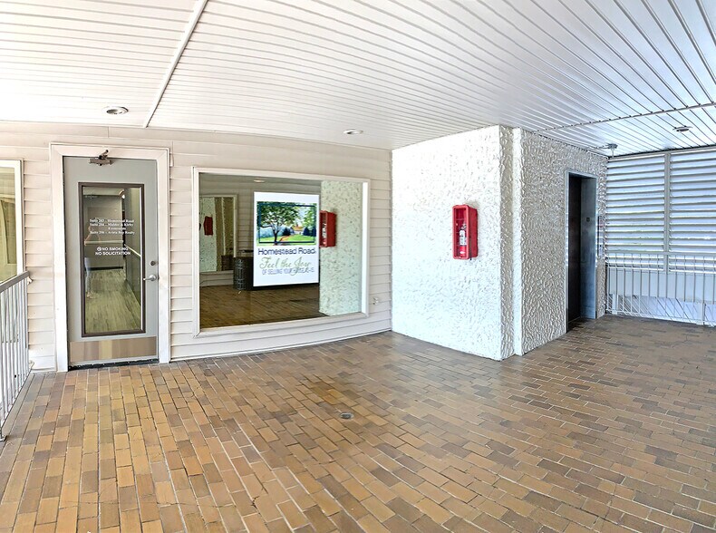 More Photos Of 13907 N Dale Mabry, Tampa Office For Sale