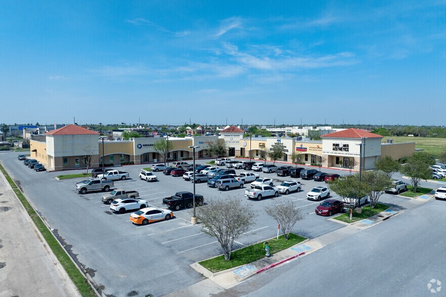 More Photos Of 4101-4179 Crosspoint Blvd, Edinburg Medical For Sale