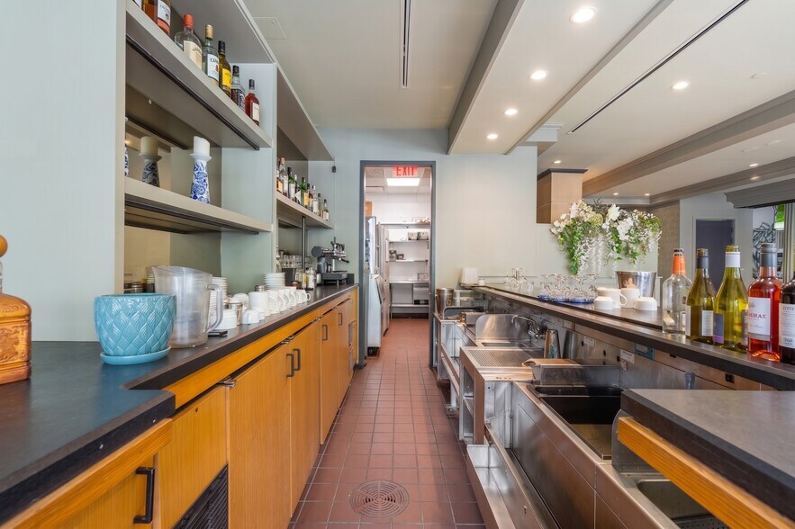 More Photos Of 24 Navy Pier Ct, Staten Island Restaurant For Lease