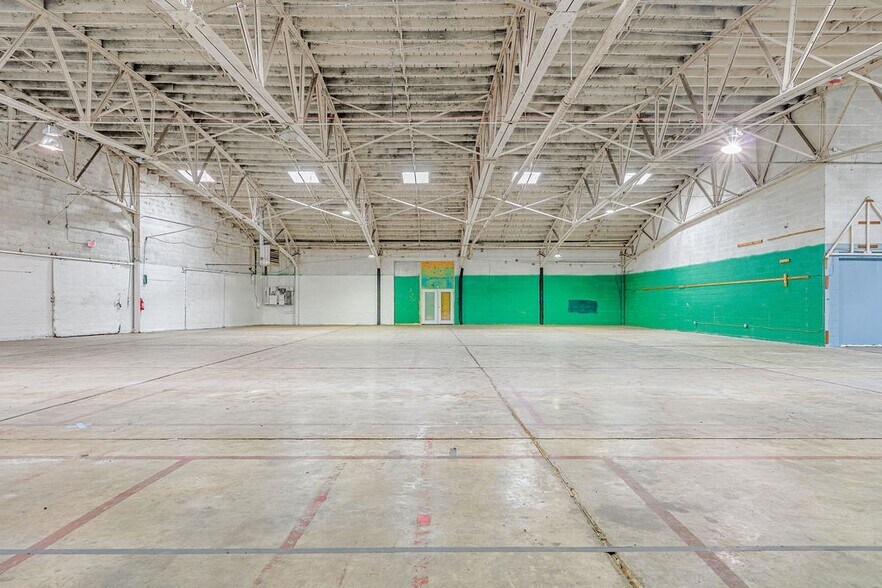 More Photos Of 1214 College St, Clarksville Warehouse For Lease