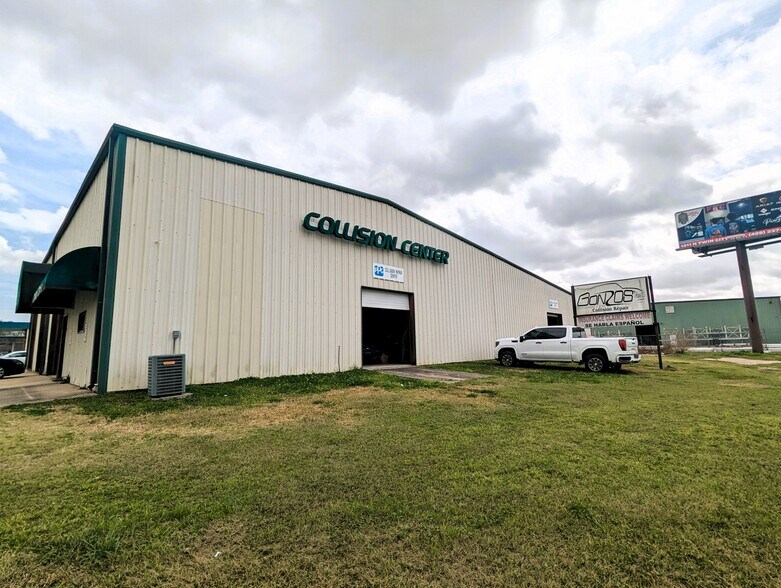 More Photos Of 5320 W Parkway St, Groves Industrial For Sale