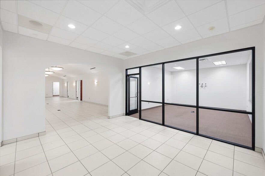 More Photos Of 820 Central Dr, Colleyville Office For Sale