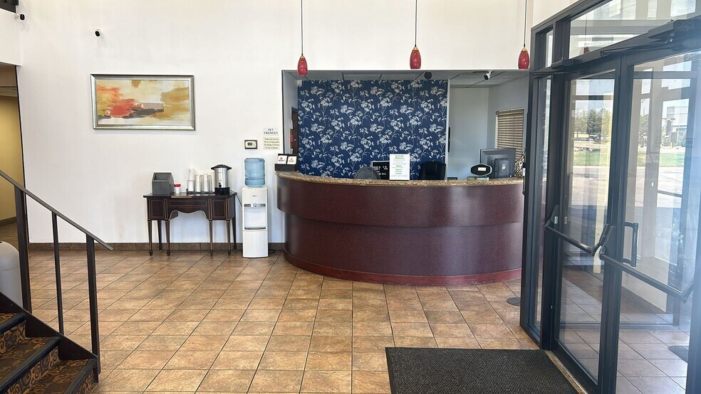 More Photos Of 11 Des Moines Ave, South Hutchinson Hotel For Sale