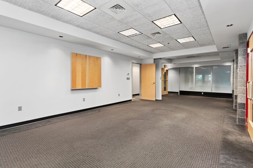 More Photos Of 1514 Commerce Ave, Carlisle Light Distribution For Lease