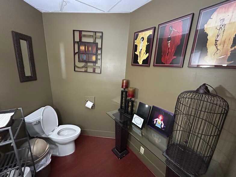More Photos Of 6112 Benneville St, Cincinnati Freestanding For Sale
