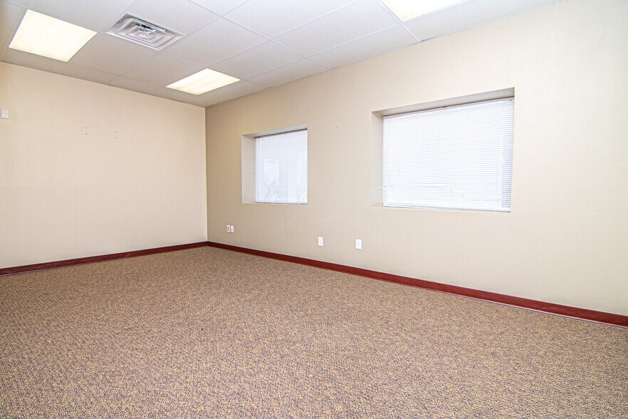 More Photos Of 1501 N Fairgrounds Rd, Midland Office For Lease