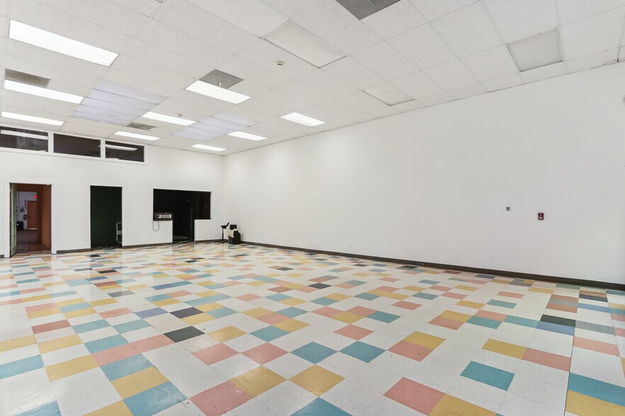 More Photos Of 1112 D St, Sacramento Showroom For Sale