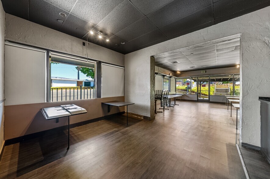 More Photos Of 2345 Ashland St, Ashland Freestanding For Lease