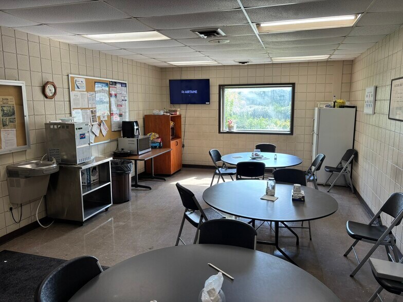 More Photos Of 223 Peterson Dr, Elizabethtown Warehouse For Sale