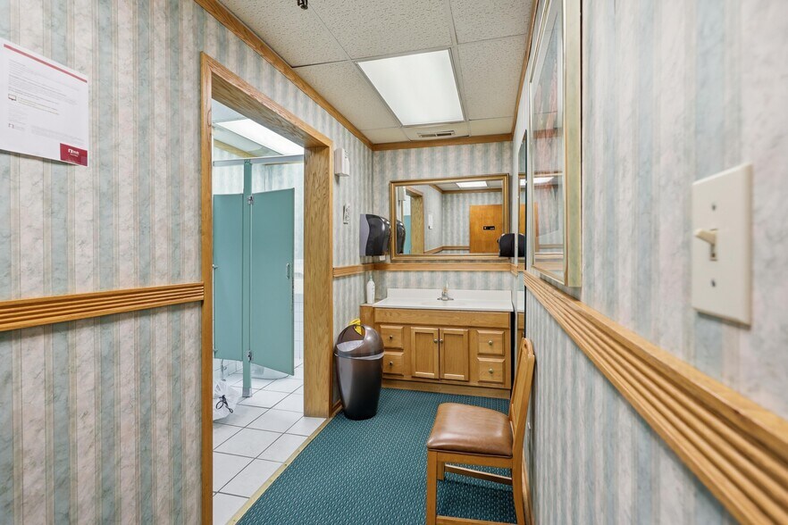 More Photos Of 117 E 4th St, Joplin Office For Sale