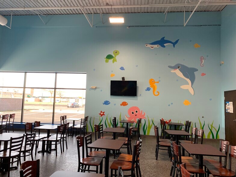 More Photos Of 90 W Maple Rd, Troy Restaurant For Lease