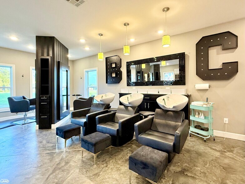 More Photos Of 1915 S Santa Fe Ave, Chanute Office For Sale