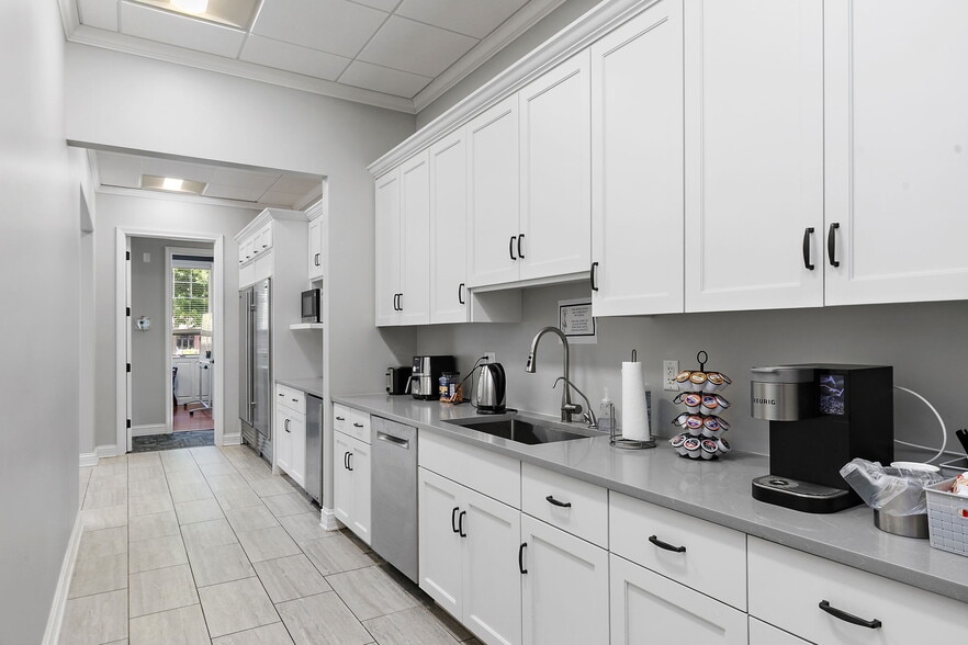 More Photos Of 220 Garden St, Yorkville Office For Sale
