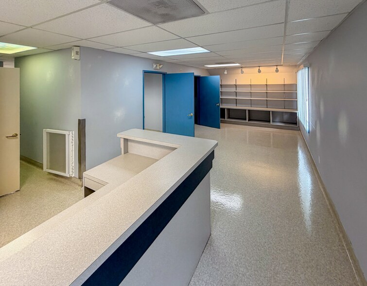 More Photos Of 5498 Commercial St SE, Salem Veterinarian Kennel For Sale