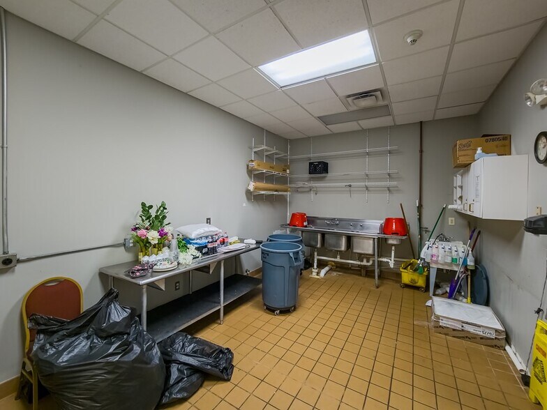 More Photos Of 806 US-82, Tifton Office For Sale