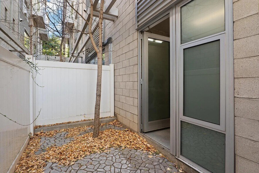 More Photos Of 3450 Cahuenga Blvd W, Los Angeles Office Residential For Sale