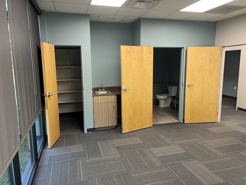 More Photos Of 1053 E London Park Dr, Forest Service For Lease