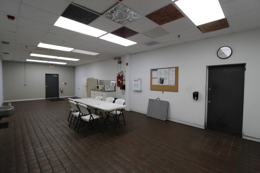 More Photos Of 4700 Middle Ave, Sarasota Warehouse For Sale