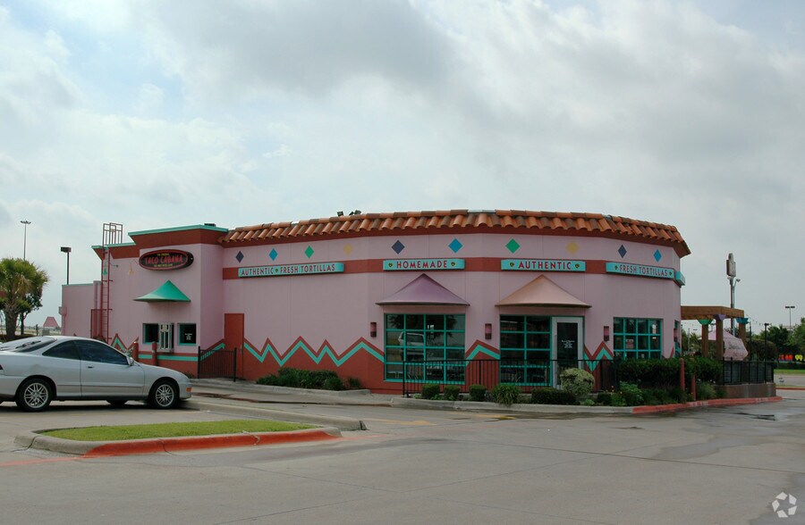 More Photos Of 2531 E Pioneer Pky, Arlington Fast Food For Lease