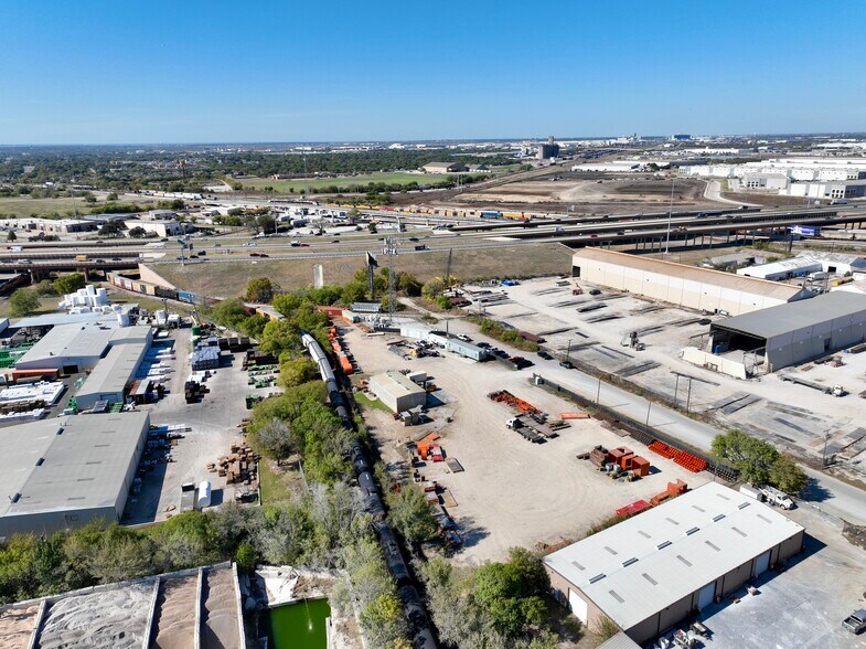More Photos Of 2420 NE 35th St, Fort Worth Service For Lease