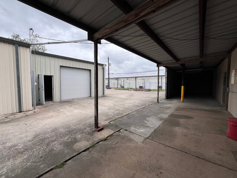 More Photos Of 4913 College Park Dr, Deer Park Industrial For Sale