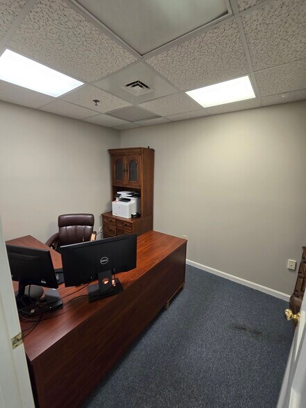 More Photos Of 50 Nashua Rd, Londonderry Office For Sale