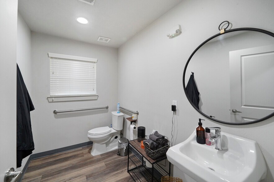 More Photos Of 408 Wilson Rd, Conroe Loft Creative Space For Lease