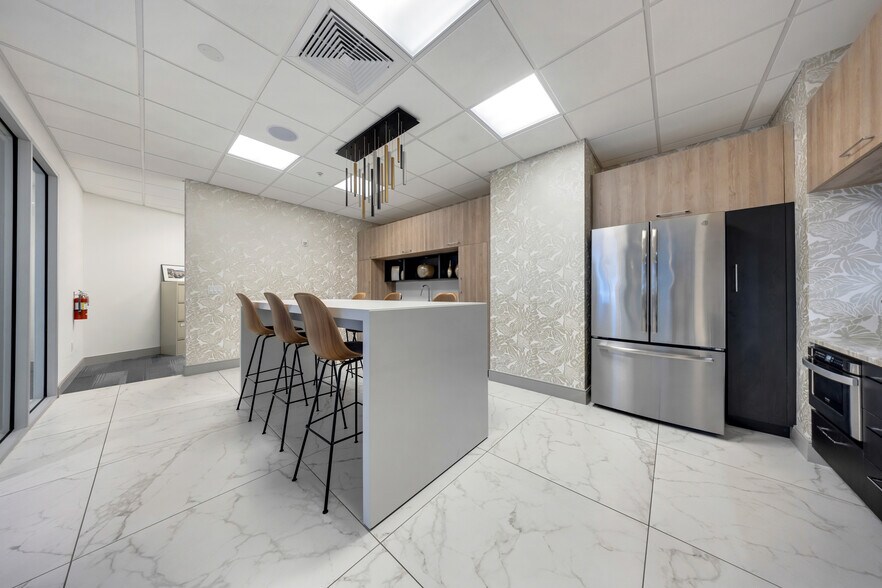 More Photos Of 2920-2950 NE 207th St, Aventura Unknown For Lease