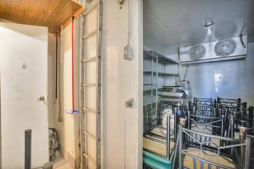 More Photos Of 1727 Division Rd N, Kingsville Restaurant For Sale