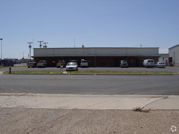 More Photos Of 7010-7020 Cedar Ave, Lubbock Service For Lease