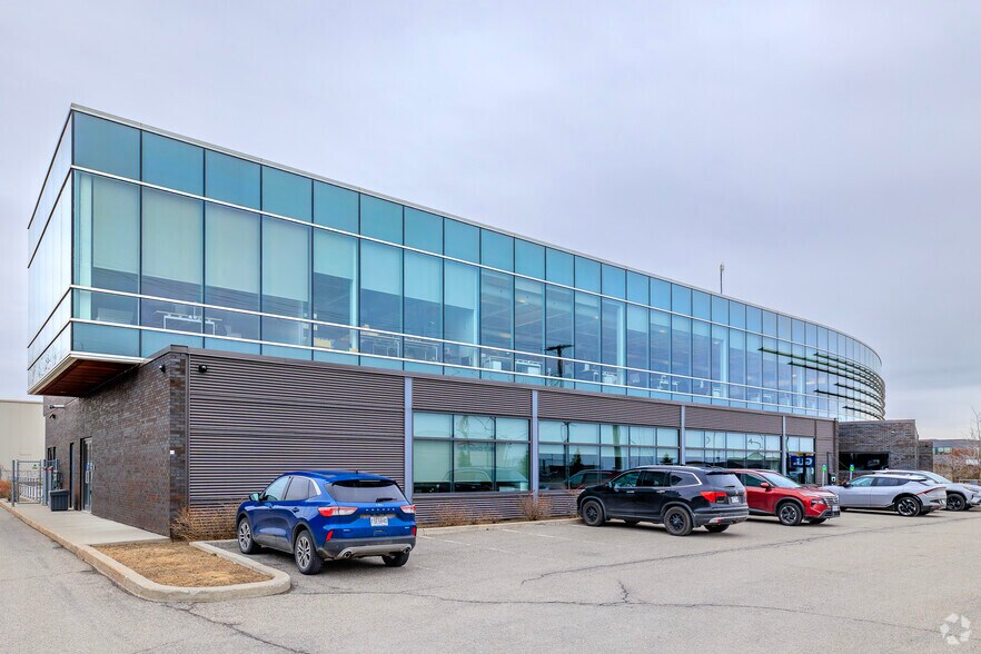 More Photos Of 10500 Av Ryan, Dorval Office For Lease