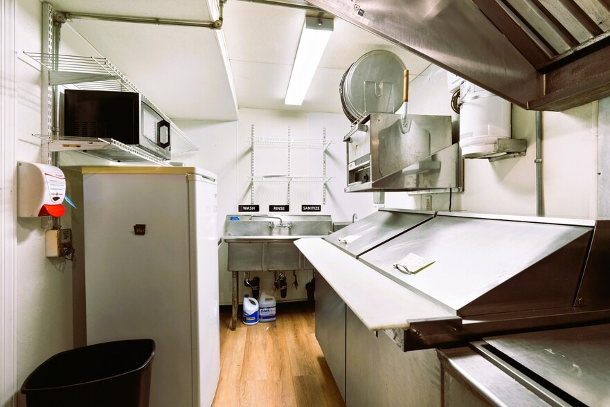 More Photos Of 616 North Ave, Pittsburgh Bar For Sale