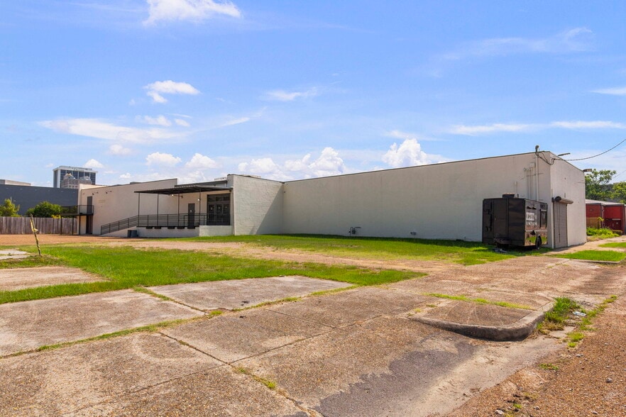 More Photos Of 110 E South St, Jackson Bar For Sale