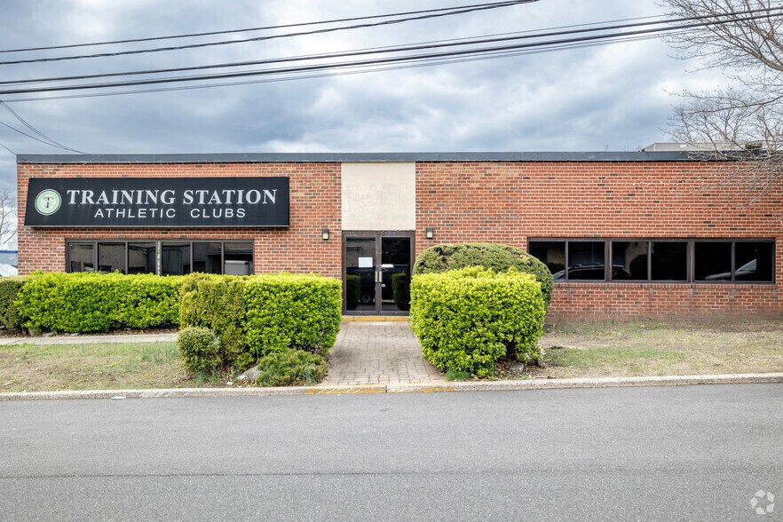 More Photos Of 43-45 Channel Dr, Port Washington Flex For Sale