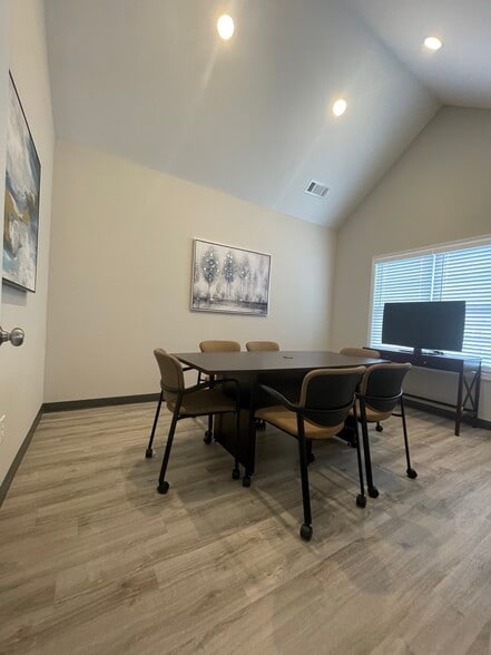 More Photos Of 247 River Park North Dr, Woodstock Medical For Sale