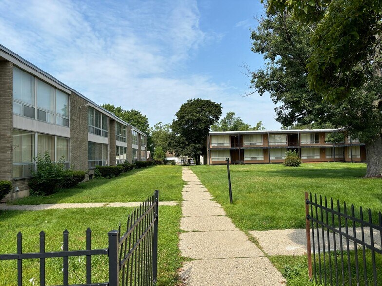 More Photos Of 23600-23650 W 7 Mile Rd, Detroit Apartments For Sale