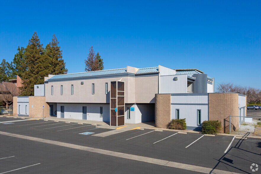 More Photos Of 2211 N Fine Ave, Fresno Office For Sale