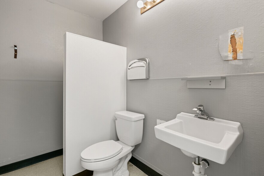 More Photos Of 872 E Sahara Ave, Las Vegas Medical For Lease